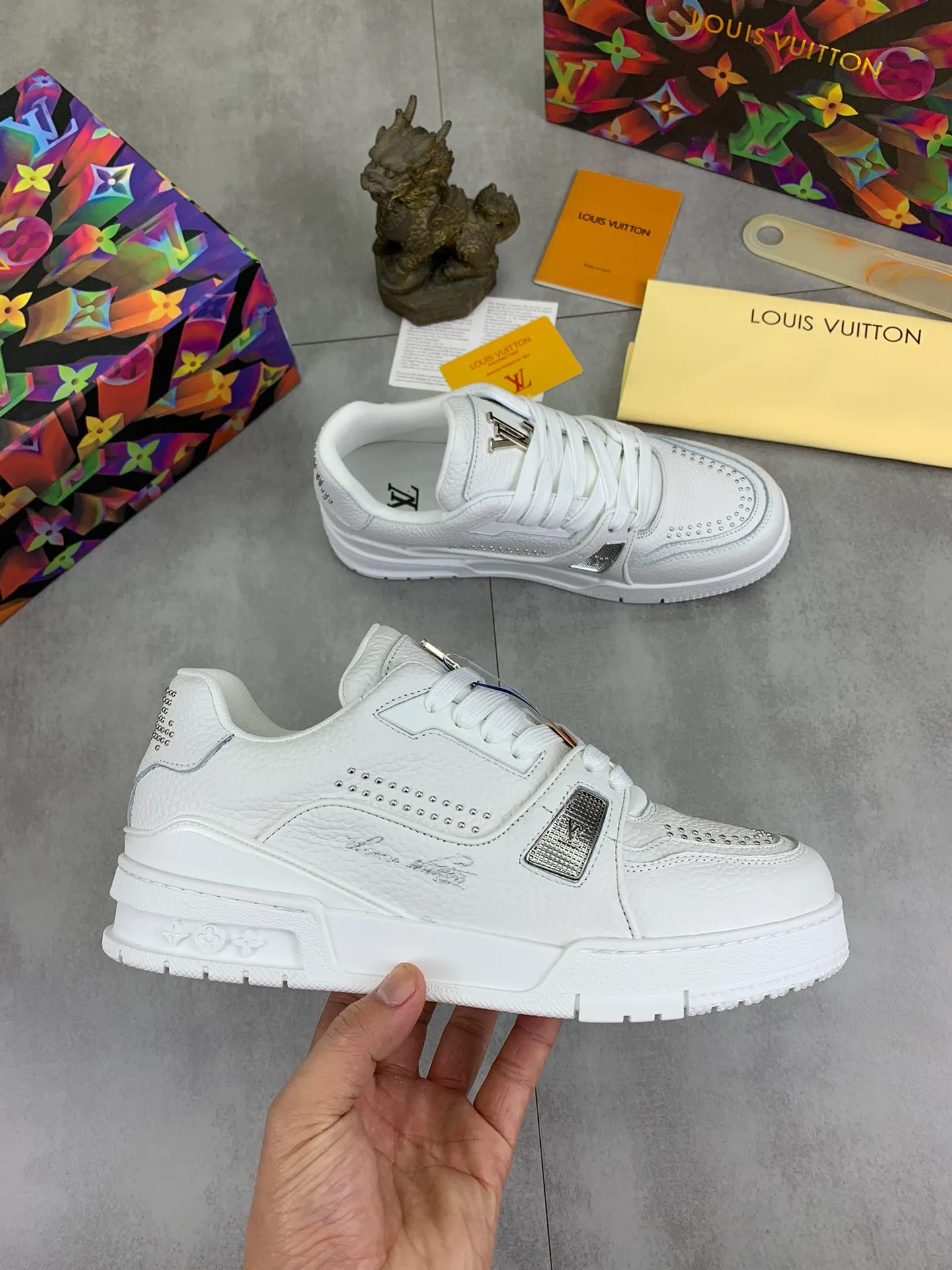 Men's shoes 💰P600 New style 💰💎💎Latest color High version 2025Louis*Vuitto* LV Traine Catwalk TRAINER outsole and fabric private model A shoe that definitely costs a lot of money and effort. This series was designed after the arrival of Vifgil. It is favored by many fans every season. Original TPU outsole Original packaging Men's size: 38-45 (46 can be customized) Color: black and white optional (available from stock, super fast delivery)